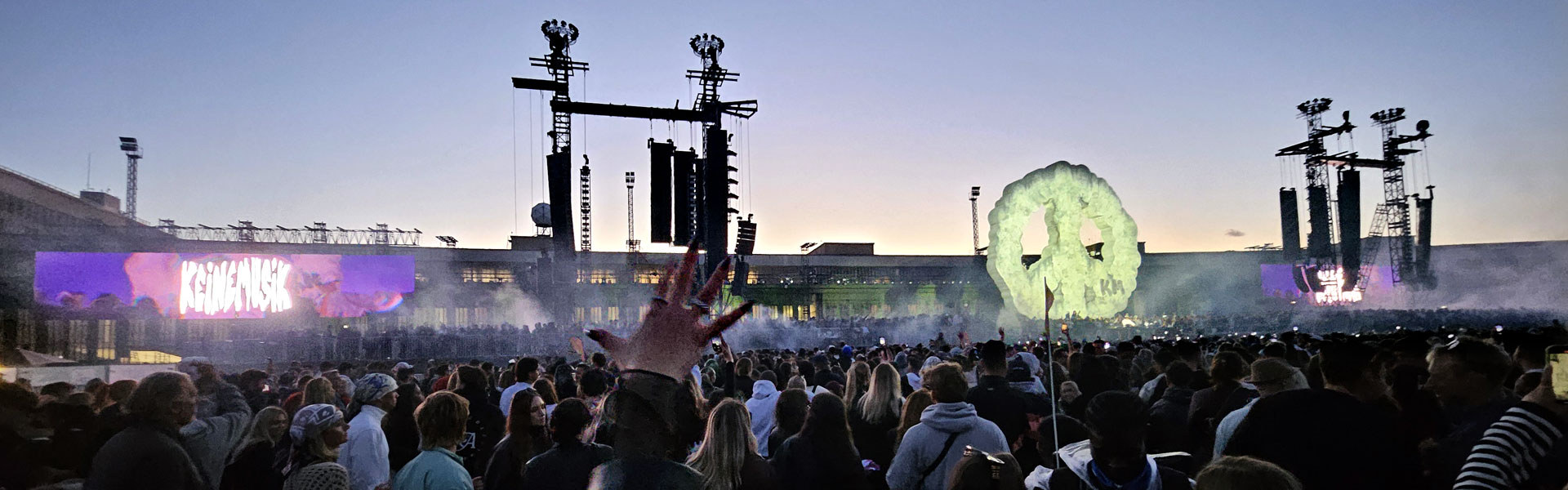 NIKOS auf einem Festival: Technik-Crew am Mischpult vor der Festivalbühne